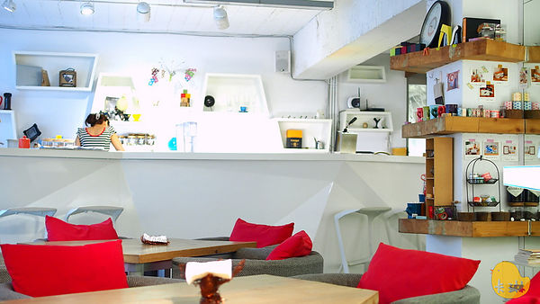 akuma caca  可可設計人文咖啡：【食記】《akuma caca 可可設計人文咖啡》白色幾何咖啡館