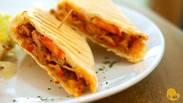 akuma caca  可可設計人文咖啡：【食記】《akuma caca 可可設計人文咖啡》白色幾何咖啡館