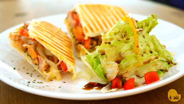 akuma caca  可可設計人文咖啡：【食記】《akuma caca 可可設計人文咖啡》白色幾何咖啡館