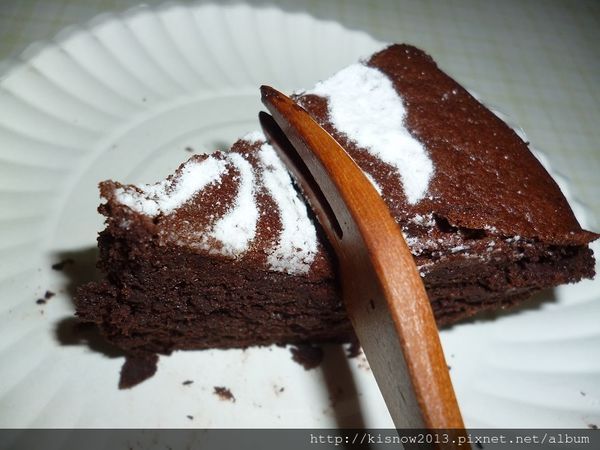 喜之坊（辦公室）(門市：延吉店、光復南路店)：財圓廣進,諸事大吉,年節伴手禮推薦,牛軋糖推薦,下午茶點心推薦-喜之坊古典巧克力蛋糕與圓片牛軋糖体驗心得