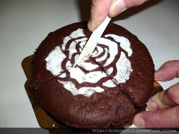 喜之坊（辦公室）(門市：延吉店、光復南路店)：財圓廣進,諸事大吉,年節伴手禮推薦,牛軋糖推薦,下午茶點心推薦-喜之坊古典巧克力蛋糕與圓片牛軋糖体驗心得