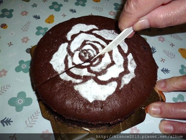 喜之坊（辦公室）(門市：延吉店、光復南路店)：財圓廣進,諸事大吉,年節伴手禮推薦,牛軋糖推薦,下午茶點心推薦-喜之坊古典巧克力蛋糕與圓片牛軋糖体驗心得