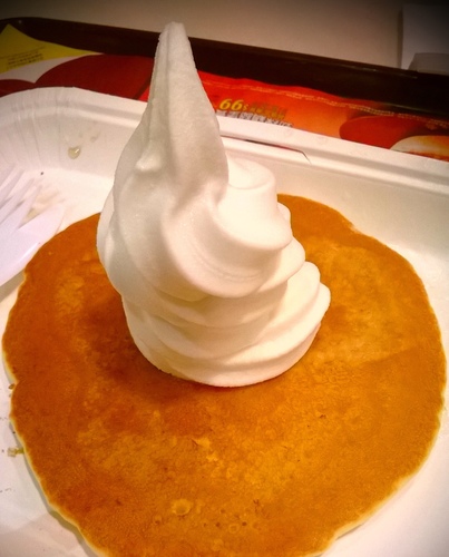 麥當勞(羅斯福店)：DIY麥當勞升級早餐----霜淇淋鬆餅^^