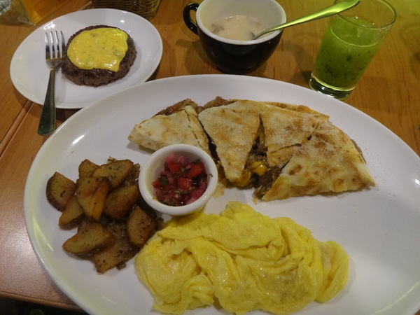 Burger Joint 7分So 漢堡 早午餐專賣(華美店):Burger Joint 7分So 漢堡 早午餐專賣(華美店)-早午餐都好好吃♥ 服務人員好親切 真的是一來還想再來的店