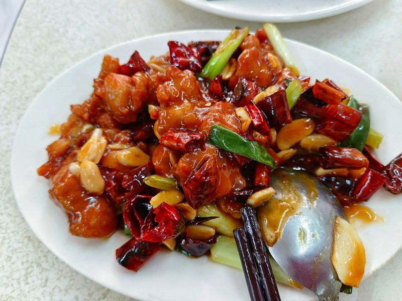 大安區美食老饕推薦！湘鼎坊經國總統御廚秘傳砂鍋魚頭，六張犁站出站就到。