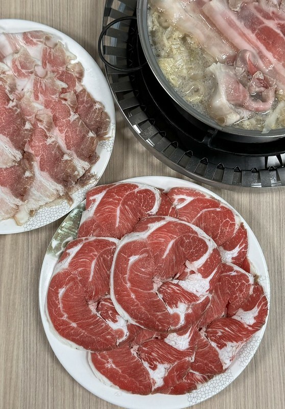 長白小館必吃,湯中藏螃蟹×酸白菜涮白肉,東區40年酸白菜名店。