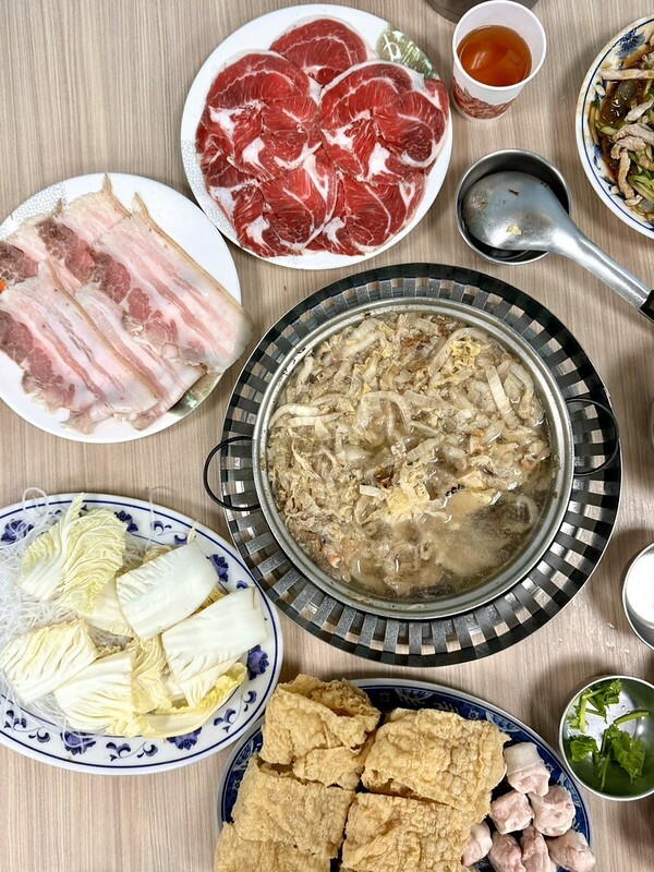 長白小館必吃,湯中藏螃蟹×酸白菜涮白肉,東區40年酸白菜名店。