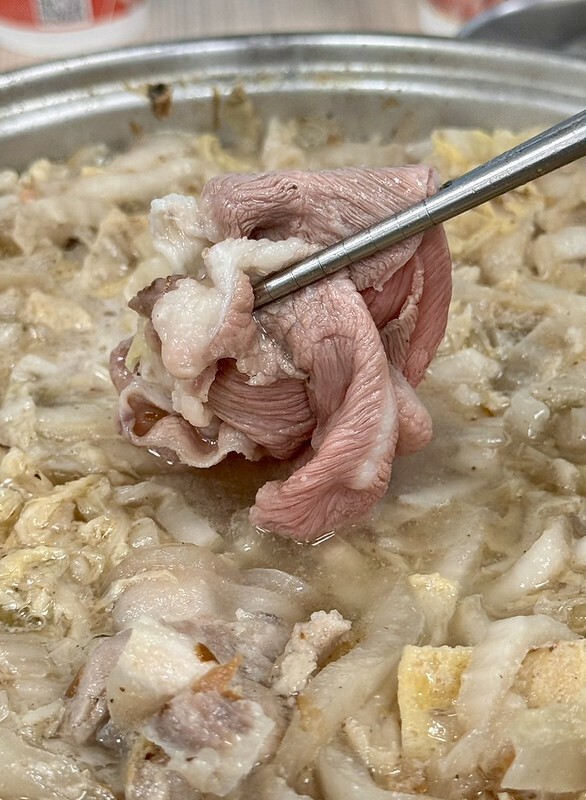 長白小館必吃,湯中藏螃蟹×酸白菜涮白肉,東區40年酸白菜名店。