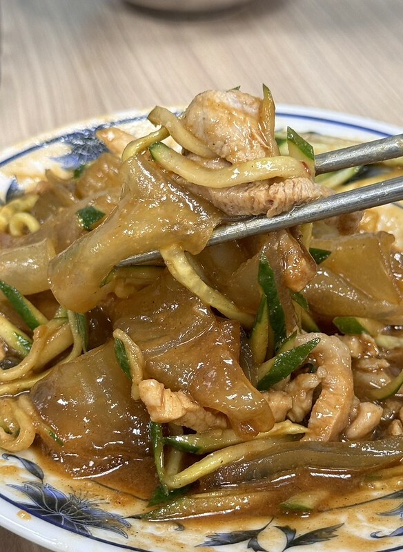 長白小館必吃,湯中藏螃蟹×酸白菜涮白肉,東區40年酸白菜名店。