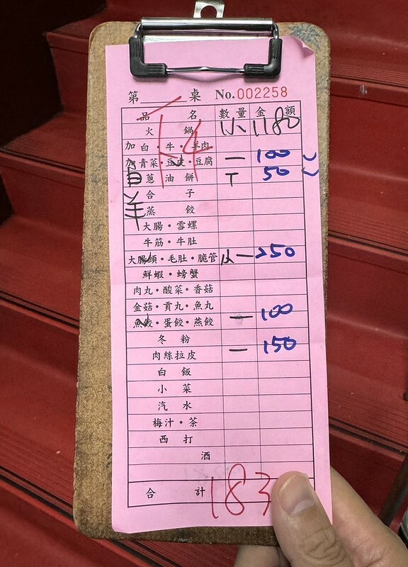 長白小館必吃,湯中藏螃蟹×酸白菜涮白肉,東區40年酸白菜名店。