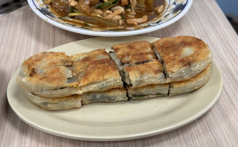 長白小館必吃,湯中藏螃蟹×酸白菜涮白肉,東區40年酸白菜名店。