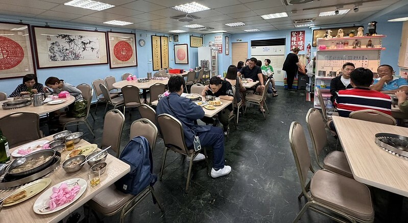 長白小館必吃,湯中藏螃蟹×酸白菜涮白肉,東區40年酸白菜名店。