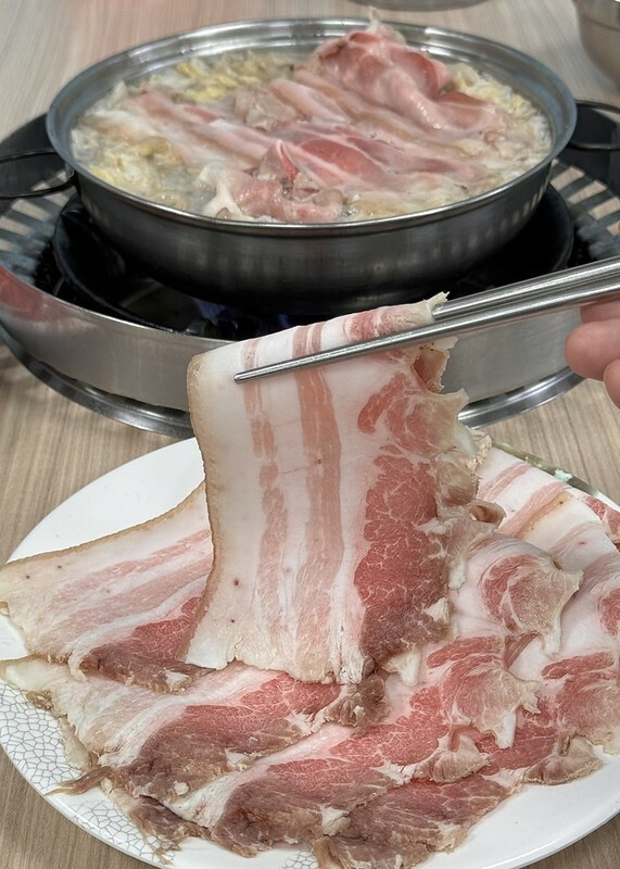 長白小館必吃,湯中藏螃蟹×酸白菜涮白肉,東區40年酸白菜名店。