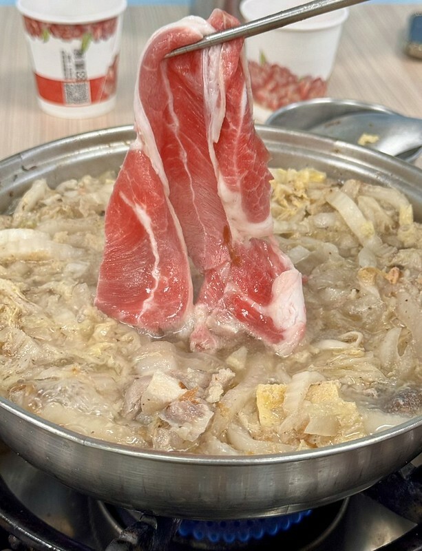 長白小館必吃,湯中藏螃蟹×酸白菜涮白肉,東區40年酸白菜名店。