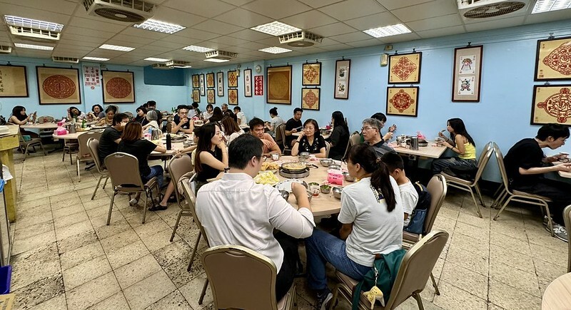 長白小館必吃,湯中藏螃蟹×酸白菜涮白肉,東區40年酸白菜名店。