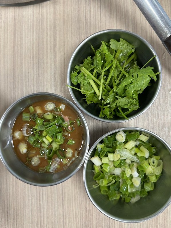 長白小館必吃,湯中藏螃蟹×酸白菜涮白肉,東區40年酸白菜名店。