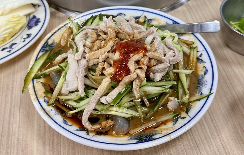 長白小館必吃,湯中藏螃蟹×酸白菜涮白肉,東區40年酸白菜名店。