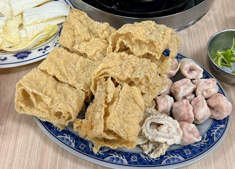 長白小館必吃,湯中藏螃蟹×酸白菜涮白肉,東區40年酸白菜名店。