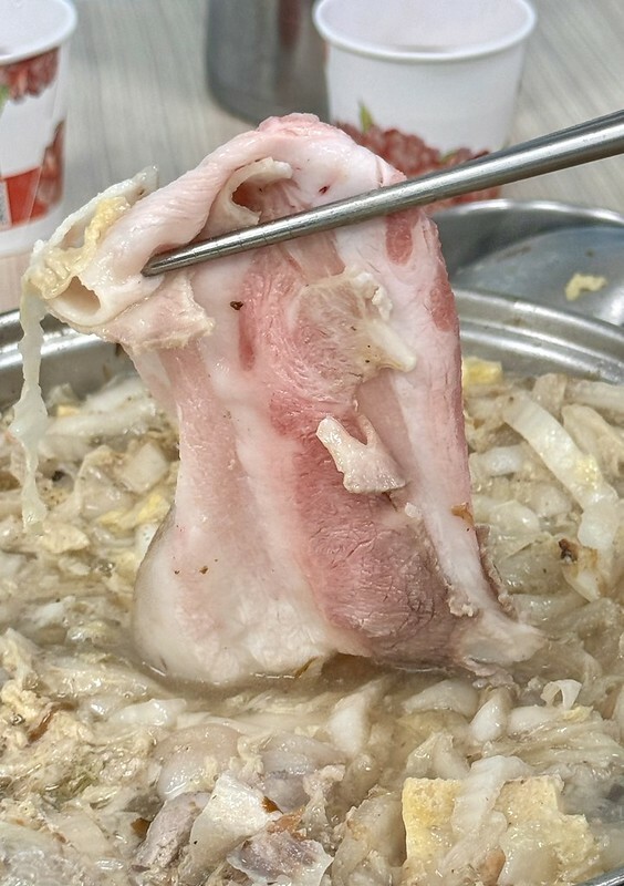 長白小館必吃,湯中藏螃蟹×酸白菜涮白肉,東區40年酸白菜名店。