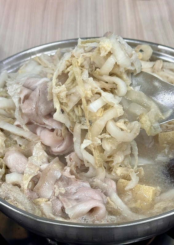 長白小館必吃,湯中藏螃蟹×酸白菜涮白肉,東區40年酸白菜名店。