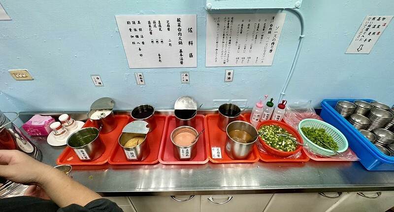 長白小館必吃,湯中藏螃蟹×酸白菜涮白肉,東區40年酸白菜名店。