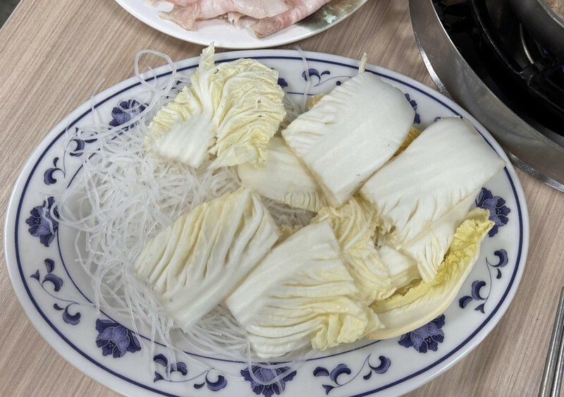 長白小館必吃,湯中藏螃蟹×酸白菜涮白肉,東區40年酸白菜名店。