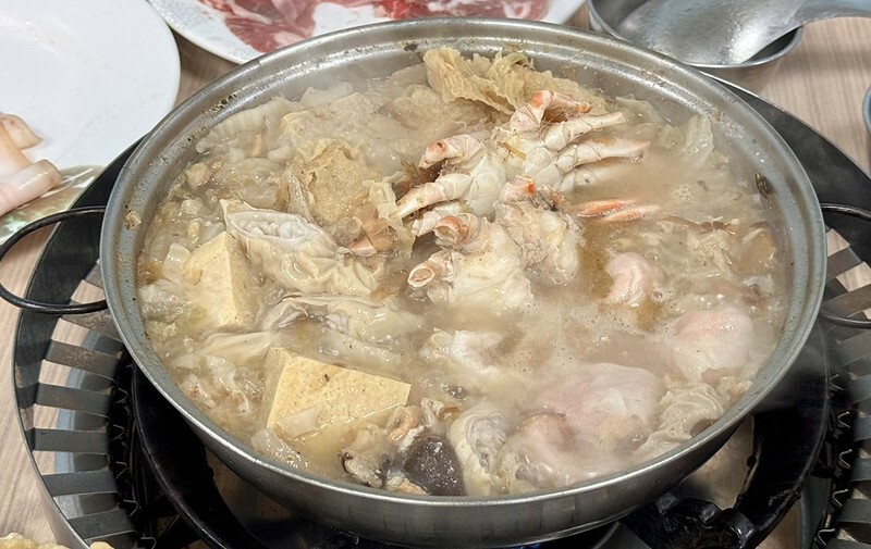 長白小館必吃,湯中藏螃蟹×酸白菜涮白肉,東區40年酸白菜名店。