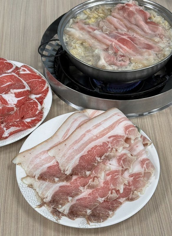 長白小館必吃,湯中藏螃蟹×酸白菜涮白肉,東區40年酸白菜名店。