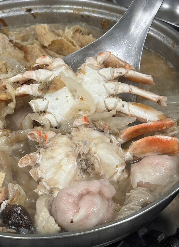 長白小館必吃,湯中藏螃蟹×酸白菜涮白肉,東區40年酸白菜名店。