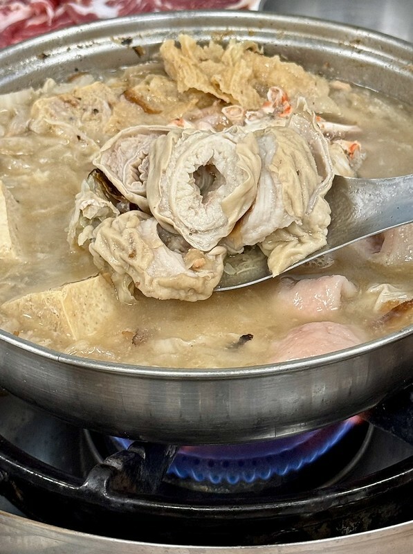 長白小館必吃,湯中藏螃蟹×酸白菜涮白肉,東區40年酸白菜名店。