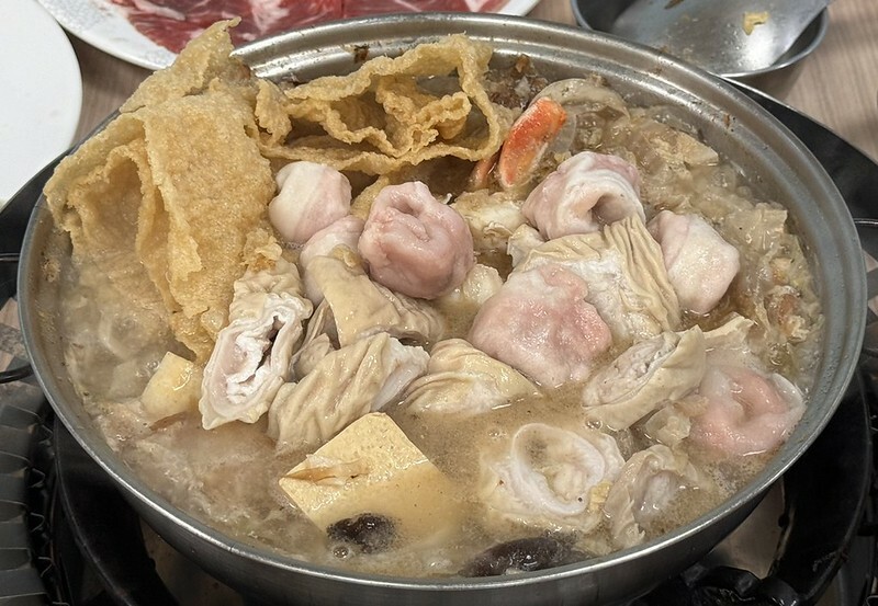 長白小館必吃,湯中藏螃蟹×酸白菜涮白肉,東區40年酸白菜名店。