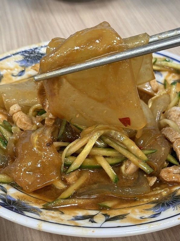 長白小館必吃,湯中藏螃蟹×酸白菜涮白肉,東區40年酸白菜名店。