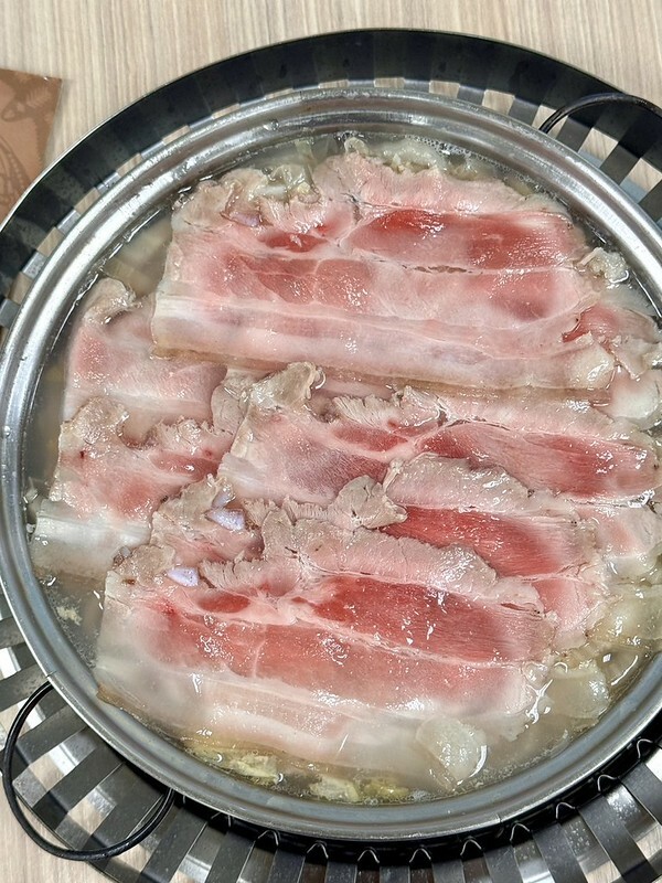 長白小館必吃,湯中藏螃蟹×酸白菜涮白肉,東區40年酸白菜名店。