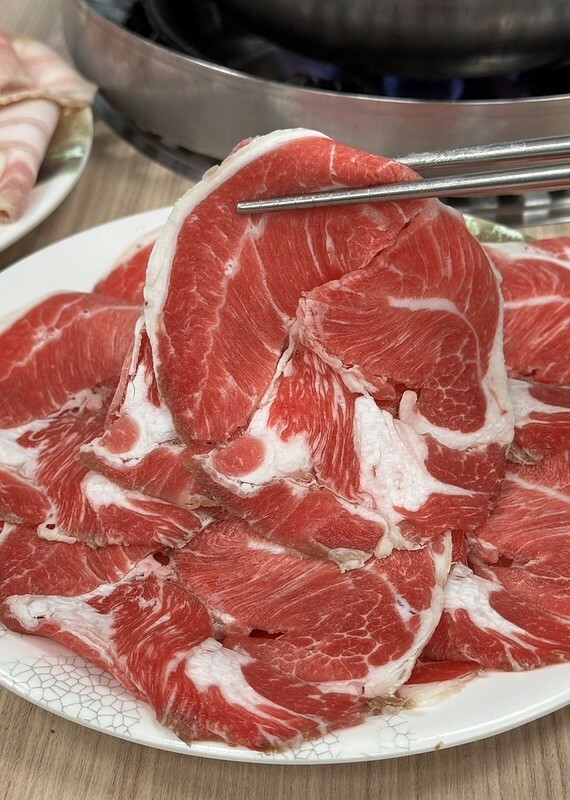 長白小館必吃,湯中藏螃蟹×酸白菜涮白肉,東區40年酸白菜名店。