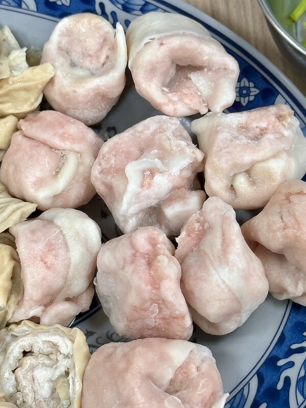 長白小館必吃,湯中藏螃蟹×酸白菜涮白肉,東區40年酸白菜名店。