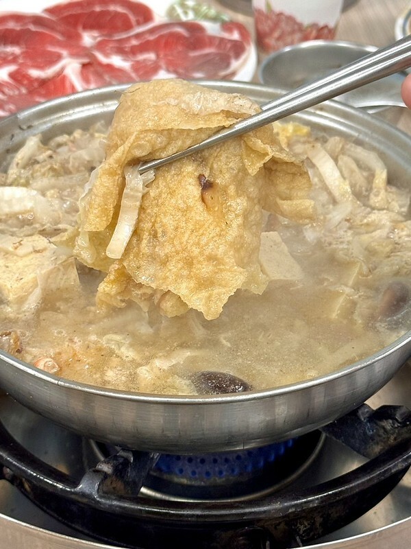 長白小館必吃,湯中藏螃蟹×酸白菜涮白肉,東區40年酸白菜名店。