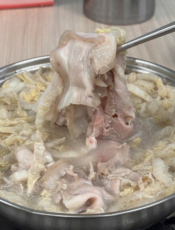 長白小館必吃,湯中藏螃蟹×酸白菜涮白肉,東區40年酸白菜名店。