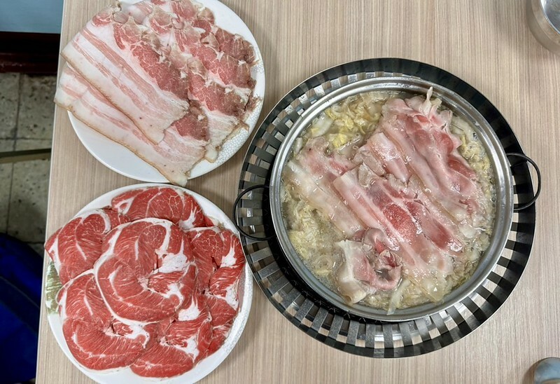 長白小館必吃,湯中藏螃蟹×酸白菜涮白肉,東區40年酸白菜名店。