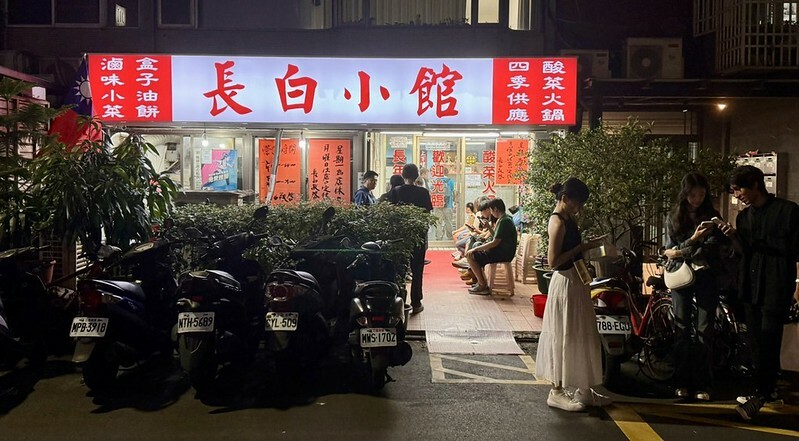 長白小館必吃,湯中藏螃蟹×酸白菜涮白肉,東區40年酸白菜名店。