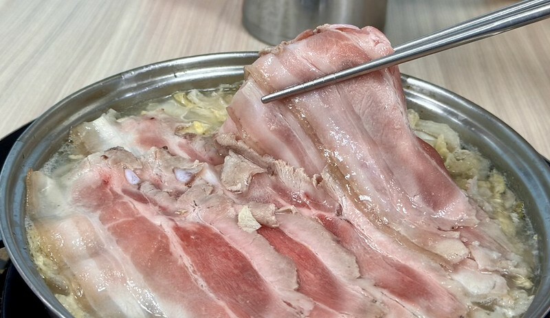 長白小館必吃,湯中藏螃蟹×酸白菜涮白肉,東區40年酸白菜名店。