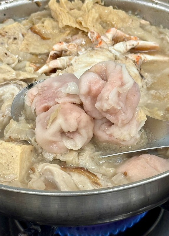 長白小館必吃,湯中藏螃蟹×酸白菜涮白肉,東區40年酸白菜名店。