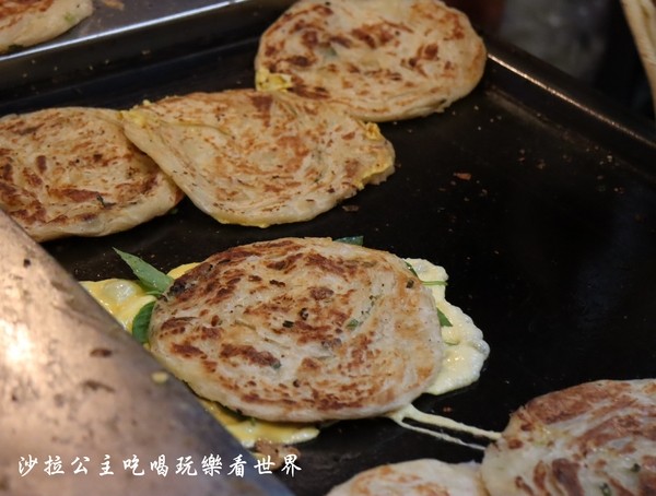 天津蔥抓餅：永康街美食『天津蔥抓餅』人氣.排隊美食/捷運東門站