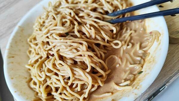 太誇張了啦～！要排２個小時才能吃到的無敵大份量美食！不止份量大，價格更是便宜的沒有話說，一份就可以吃