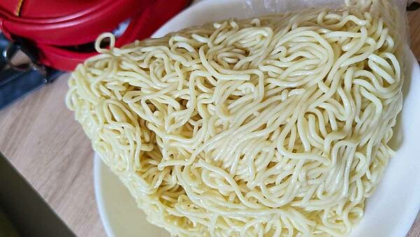 太誇張了啦～！要排２個小時才能吃到的無敵大份量美食！不止份量大，價格更是便宜的沒有話說，一份就可以吃