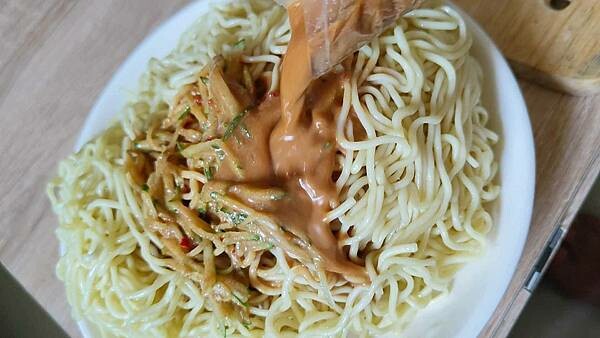 太誇張了啦～！要排２個小時才能吃到的無敵大份量美食！不止份量大，價格更是便宜的沒有話說，一份就可以吃