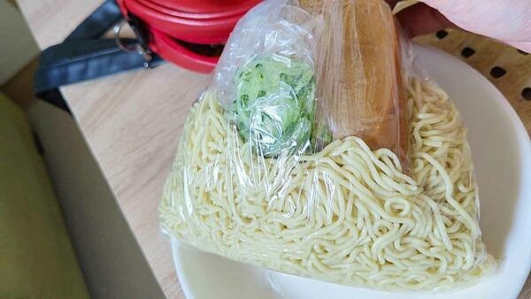 太誇張了啦～！要排２個小時才能吃到的無敵大份量美食！不止份量大，價格更是便宜的沒有話說，一份就可以吃