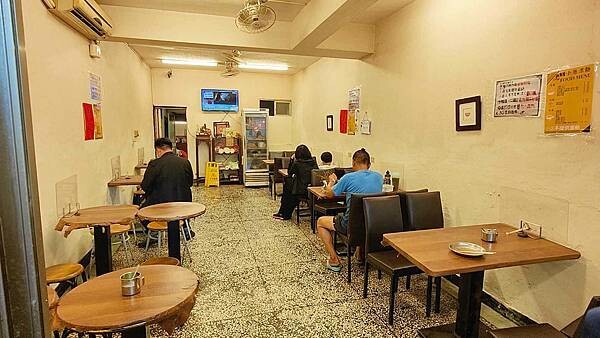 太誇張了啦～！要排２個小時才能吃到的無敵大份量美食！不止份量大，價格更是便宜的沒有話說，一份就可以吃