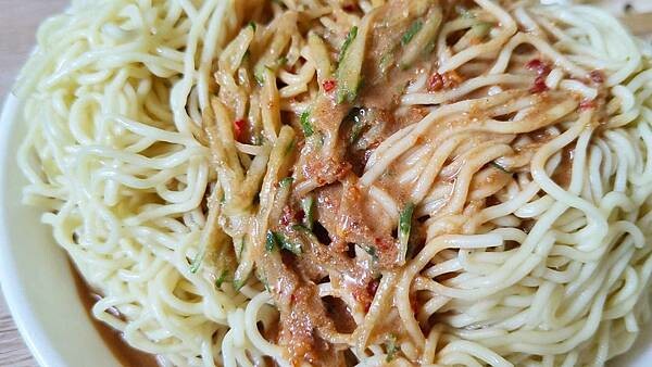 太誇張了啦～！要排２個小時才能吃到的無敵大份量美食！不止份量大，價格更是便宜的沒有話說，一份就可以吃