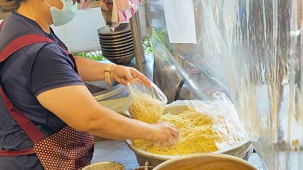 太誇張了啦～！要排２個小時才能吃到的無敵大份量美食！不止份量大，價格更是便宜的沒有話說，一份就可以吃