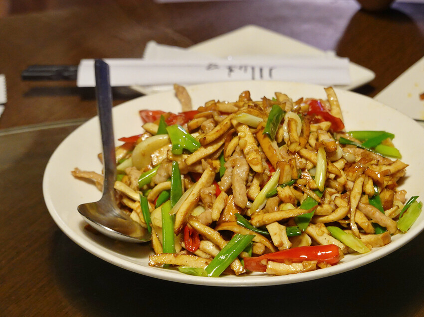 台北大安—川妹子｜一片椒紅中 深藏讓人難以抗拒的麻辣滋味｜國父紀念館、明曜百貨